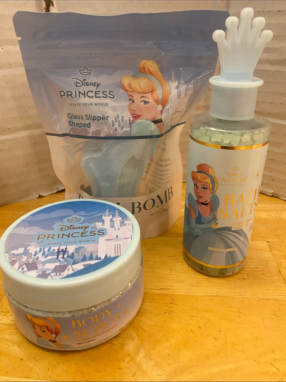 Disney Cinderella bath set with Bath Salts, Body Scrub & Bath Bomb. Vanilla Rose